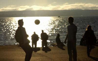 һ¹ۿͼƬ
 ============== 
Drop
ENGLISH BAY
16:06PM
TWO BOYS WERE PLAYING SOCCER ALONG THE BEACH
